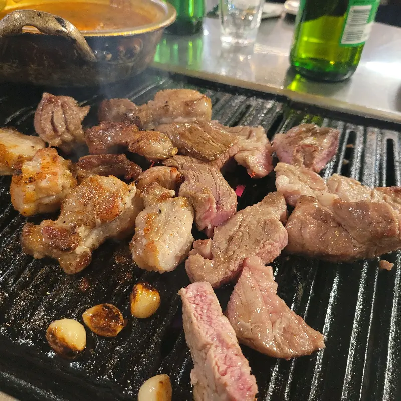 불판 위에서 익어가는 꼬들살과 마늘