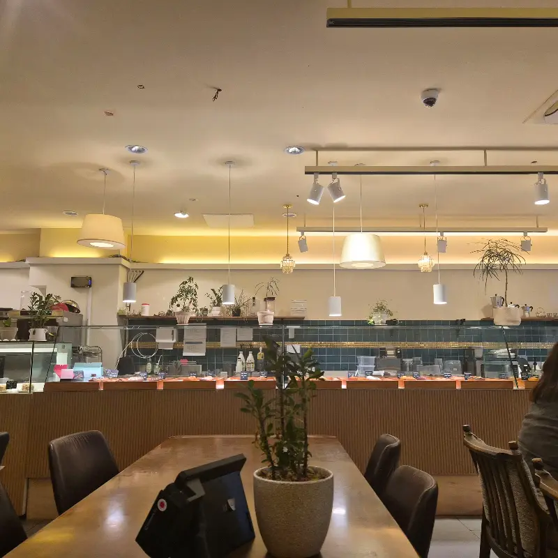 넓고 아늑한 카페 내부