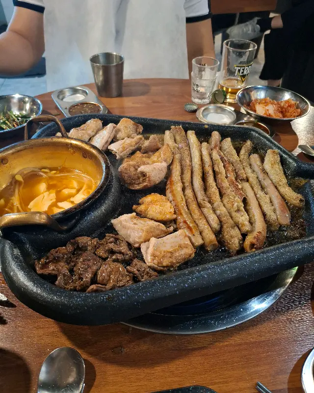 볶음밥 위에 김 가루를 뿌려 먹는 모습