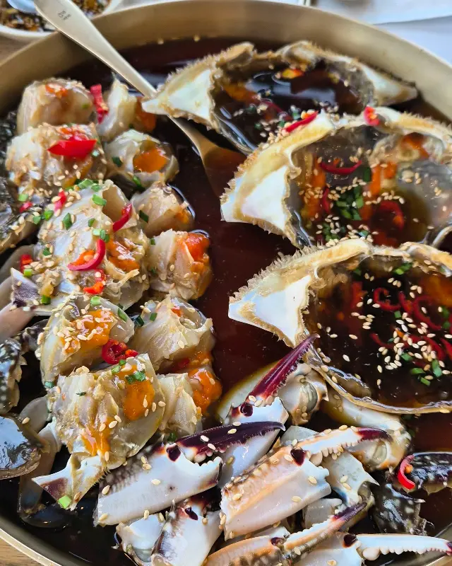 게딱지에 밥을 비벼 먹는 모습