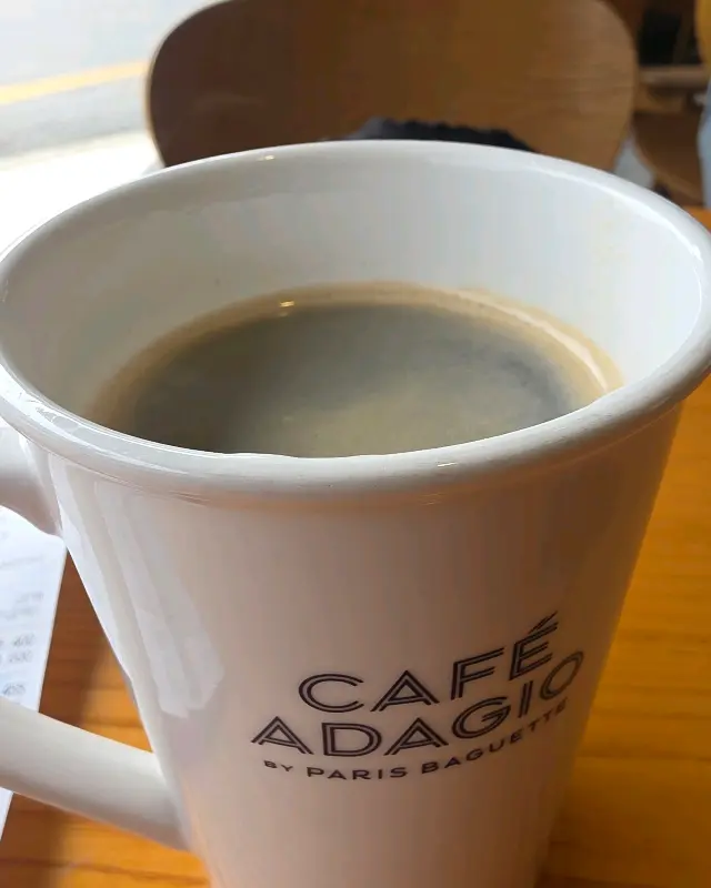 카페 아다지오라고 쓰여진 컵