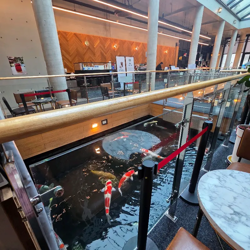 연못을 배경으로 사진을 찍는 사람들