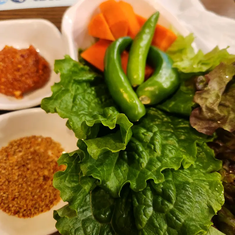 신선한 쌈채소와 밑반찬
