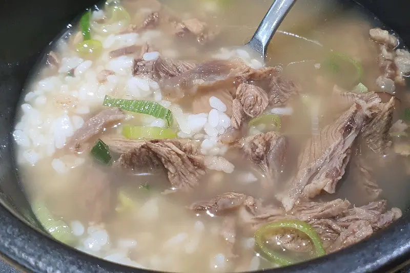 진하고 따뜻한 갈비탕