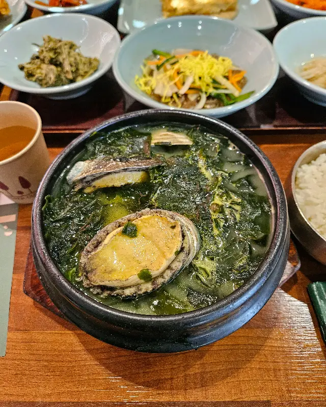 전복이 듬뿍 들어간 미역국