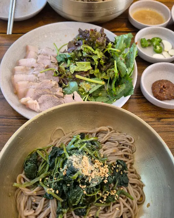 들깨막국수와 수육, 나물무침