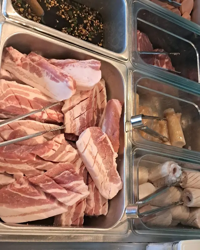 넓고 깔끔한 매장 내부