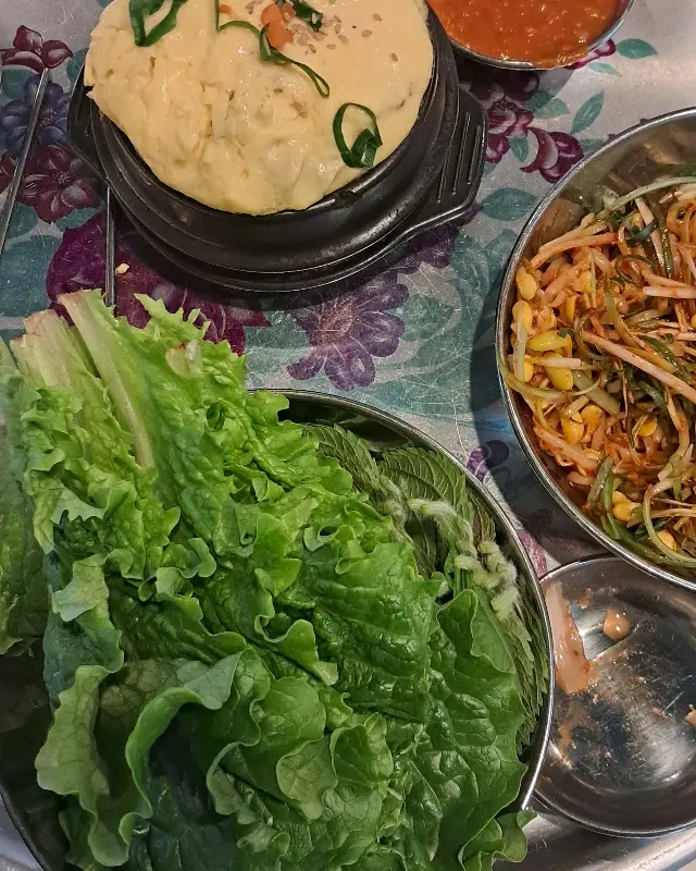 신선한 야채와 곁들임 찬