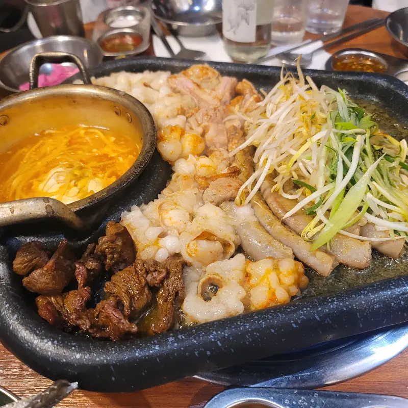 노릇하게 구워진 곱창과 대창의 클로즈업 샷