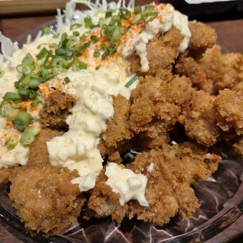 타르타르 소스가 듬뿍 올려진 치킨 난반