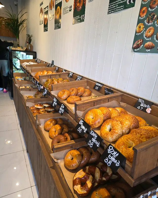 다양한 베이글이 가득한 진열대