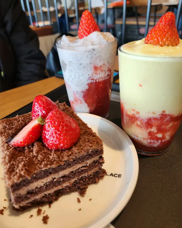 투썸플레이스의 딸기 초콜릿 생크림 케이크와 음료