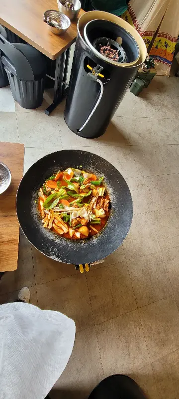 솥뚜껑 위에서 맛있게 끓고 있는 닭볶음탕