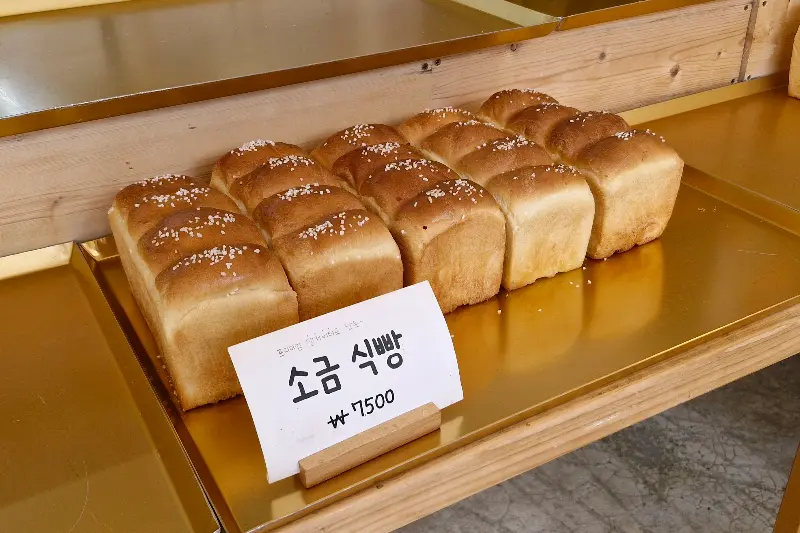 소금이 톡톡 뿌려진 소금 식빵의 모습