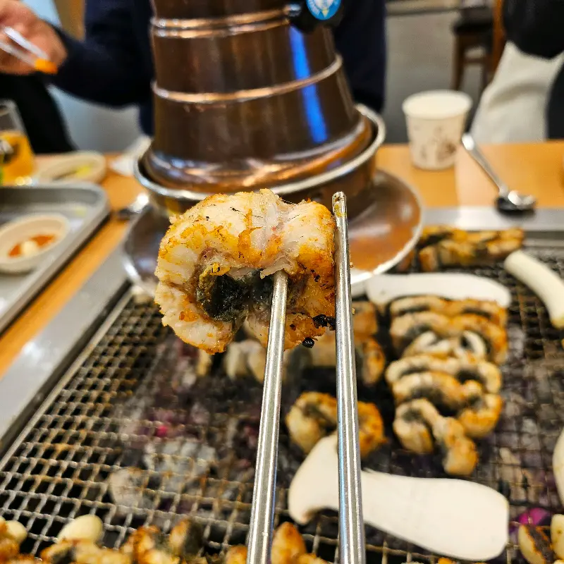 젓가락으로 든 장어