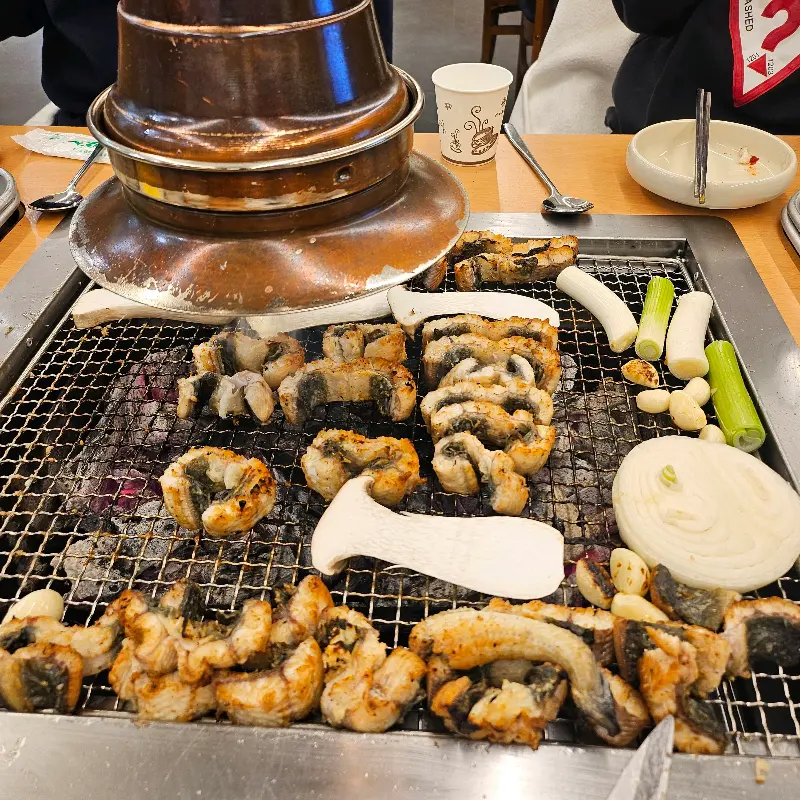 숯불 위 장어와 채소