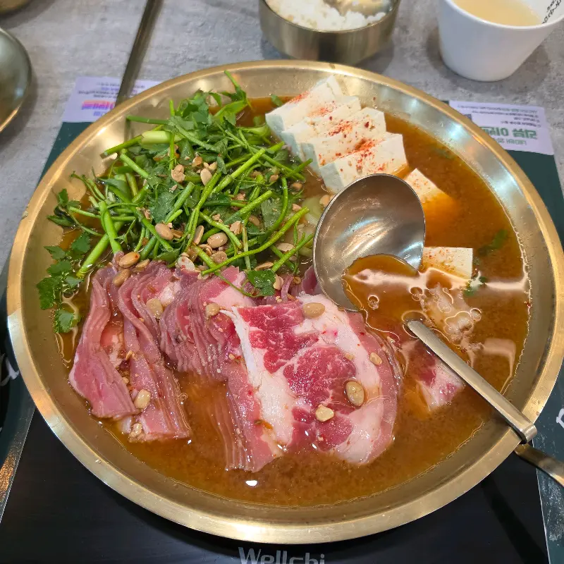 미나리와 두부, 고기가 듬뿍 들어간 된장전골