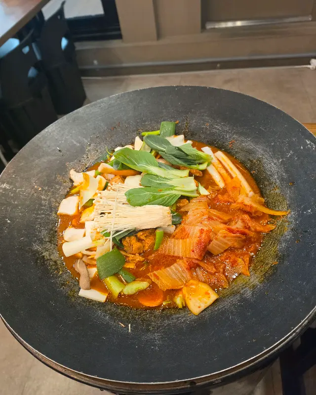 닭볶음탕에 푸짐하게 들어간 묵은지와 야채