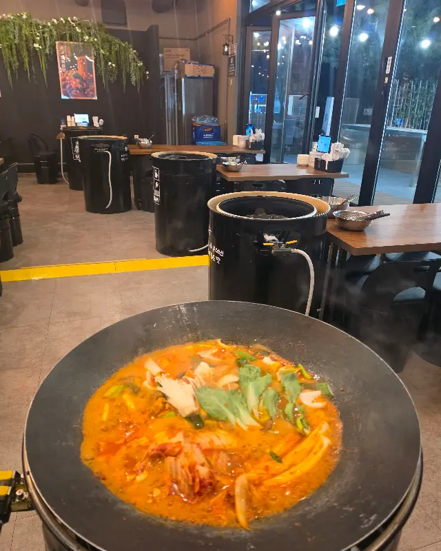 솥뚜껑에 푸짐하게 담겨 나오는 닭볶음탕 비주얼