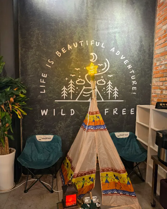 캠핑 분위기가 물씬 풍기는 솥탐 용인보라점 내부 인테리어