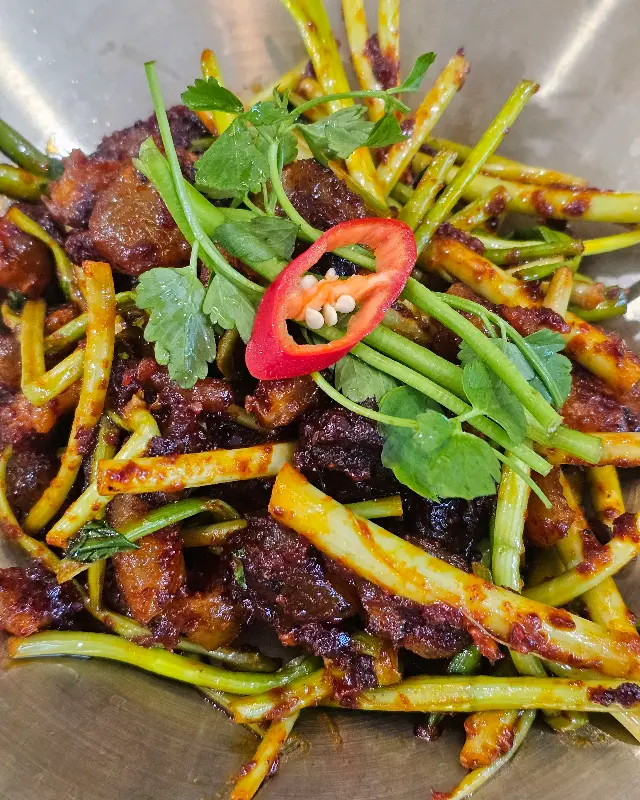 미나리와 고기를 함께 볶은 요리