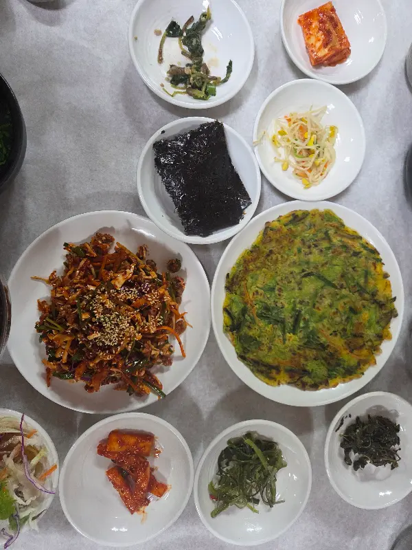 한 상 가득 차려진 재첩 모듬 정식 항공샷