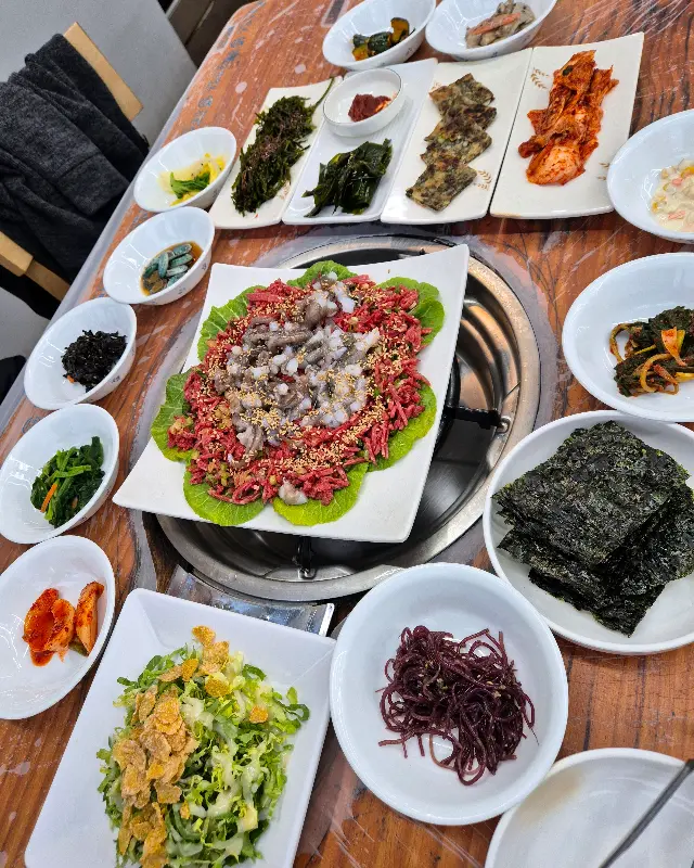 다채로운 밑반찬의 향연