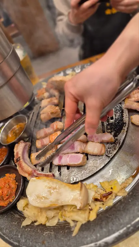 직원분이 고기를 구워주는 모습