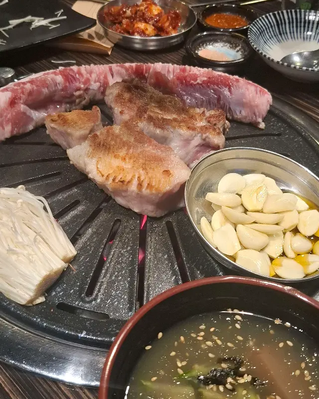 고기를 굽는 불판의 모습