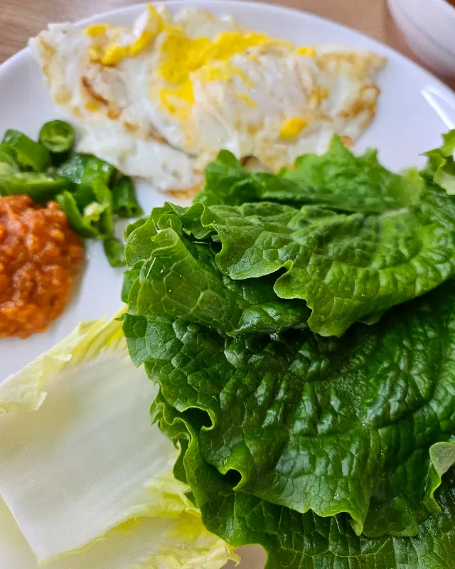 쌈 채소와 계란후라이