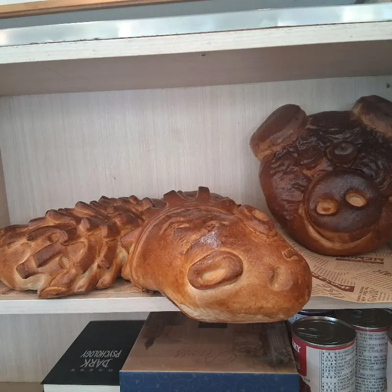 진열대 위에 놓인 독특한 모양의 빵