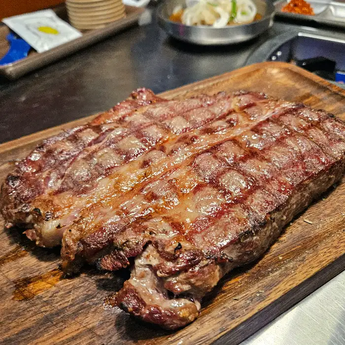 나무 접시에 담긴 먹음직스러운 스테이크