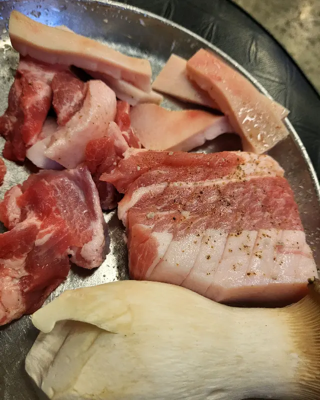 명성고깃집의 신선한 돼지고기 모듬 한판