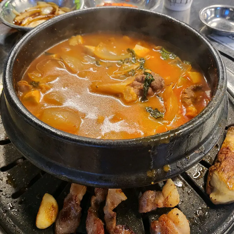 꽃게가 듬뿍 들어간 명성고깃집 된장찌개