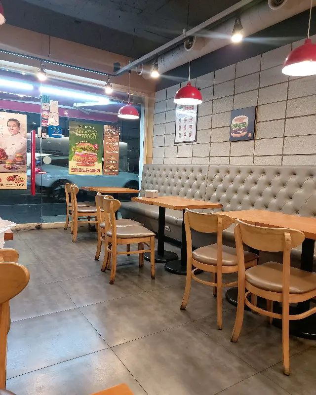 맘스터치 매장 테이블