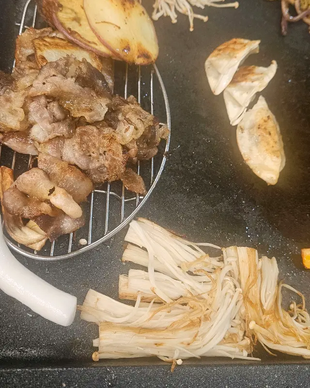 불판 위에서 맛있게 익어가는 대패삼겹살