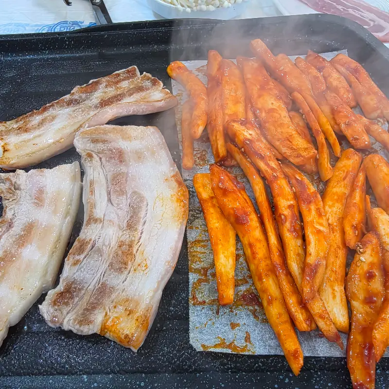 지글지글 익어가는 흑돼지와 더덕구이