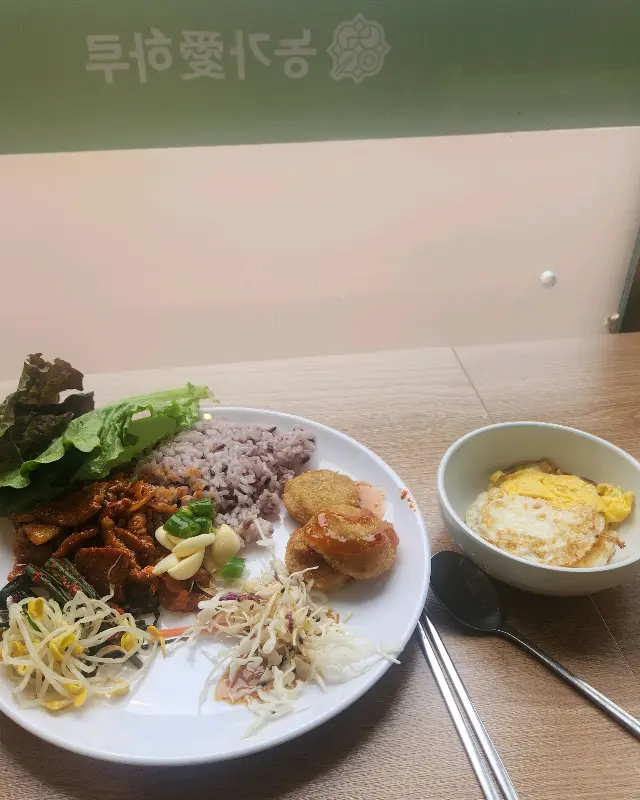 푸짐하게 차려진 한 상