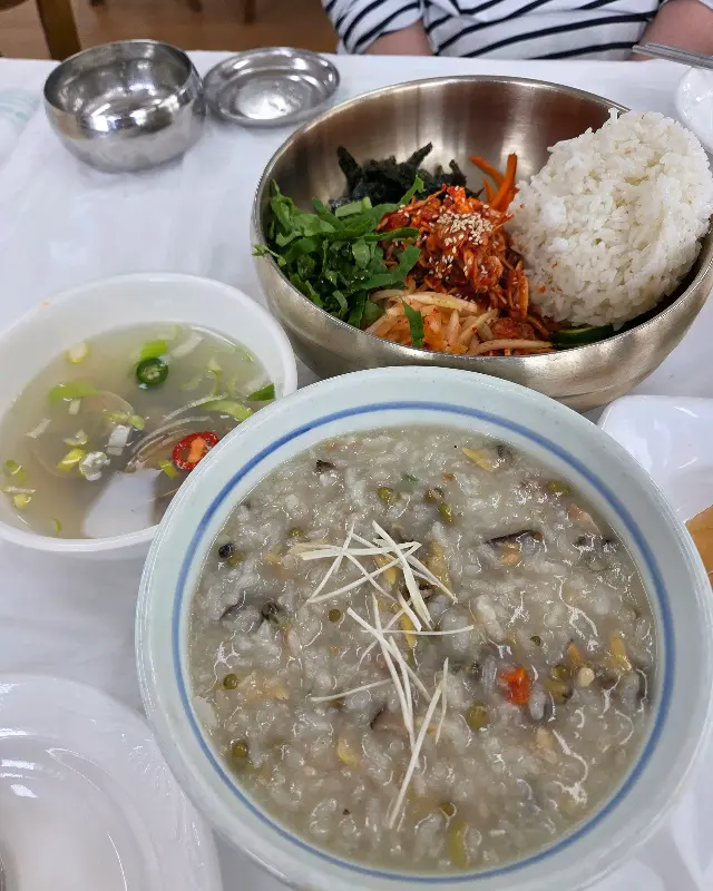 놋그릇에 담긴 바지락회비빔밥, 붉은 양념과 채소들이 식감을 자극한다.