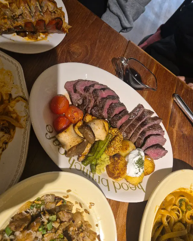 수비드 부채살 스테이크와 레몬 버터 파스타의 아름다운 조화