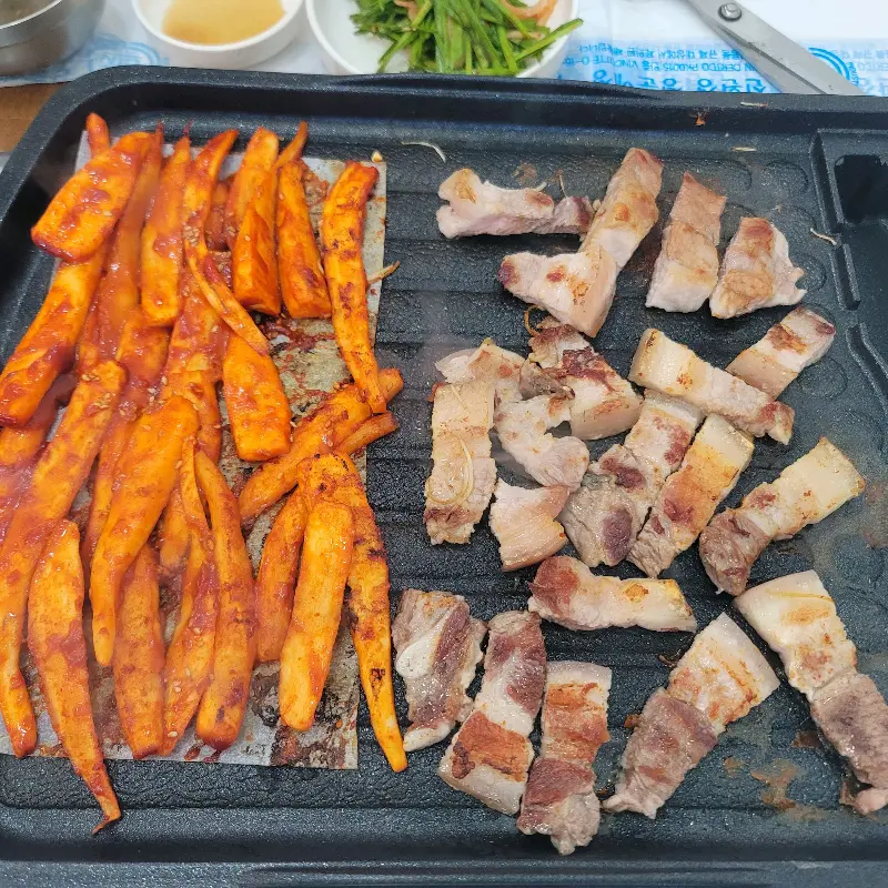 환상적인 비주얼의 흑돼지 삼겹살과 더덕구이