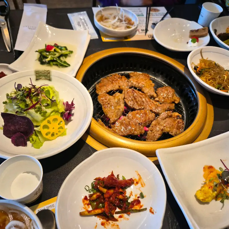 테이블 가득 차려진 갈비와 다양한 음식들