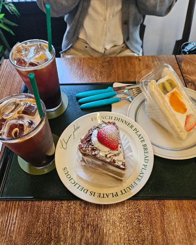 테이블 위에 놓인 음료와 디저트 사진