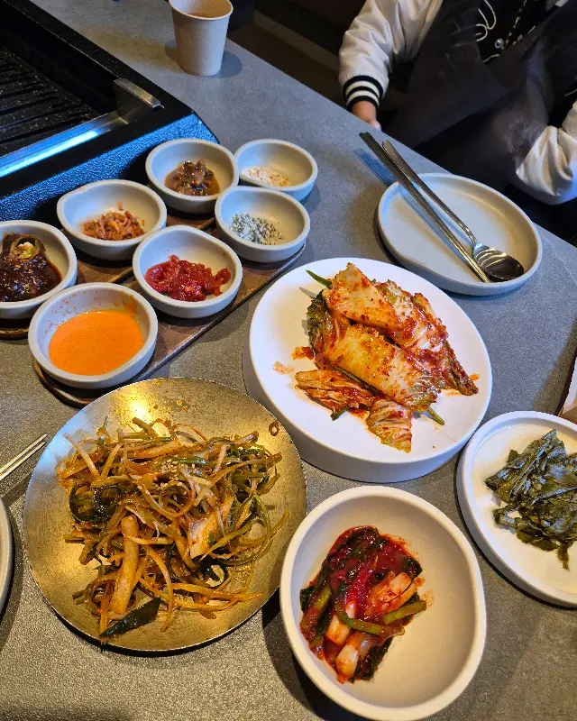 테이블 위에 푸짐하게 차려진 밑반찬