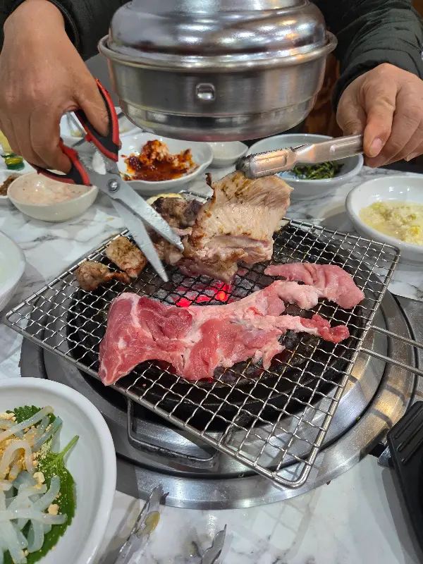 돼지갈비를 자르는 모습