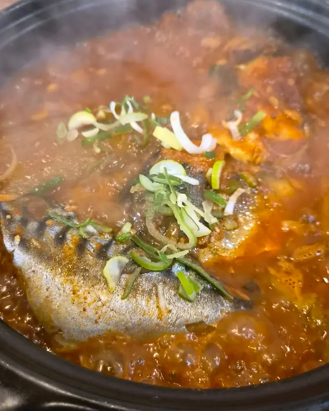 김이 모락모락 나는 고등어조림