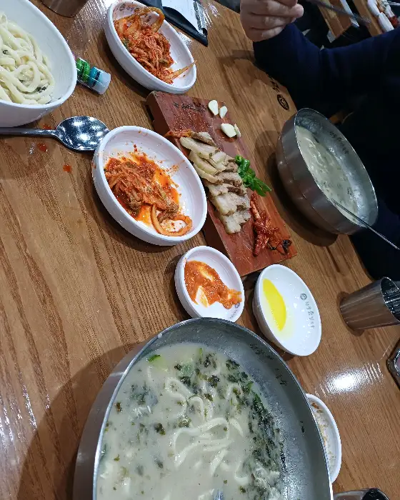 테이블 위 음식 세팅