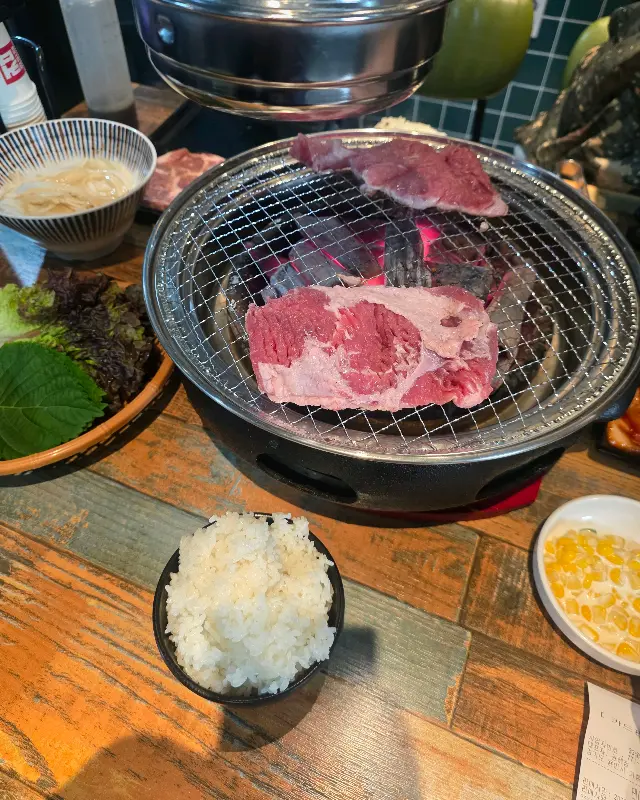 숯불 위에 구워지는 고기