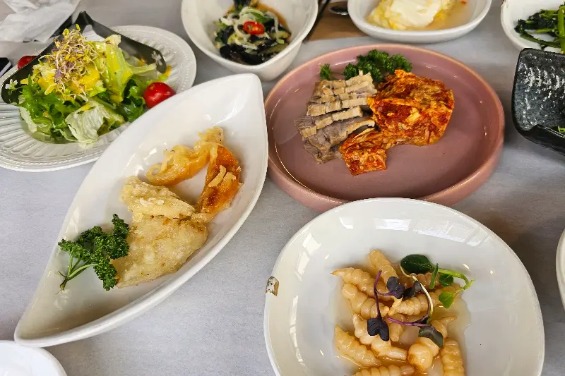 콜라비 튀김을 포함한 반찬