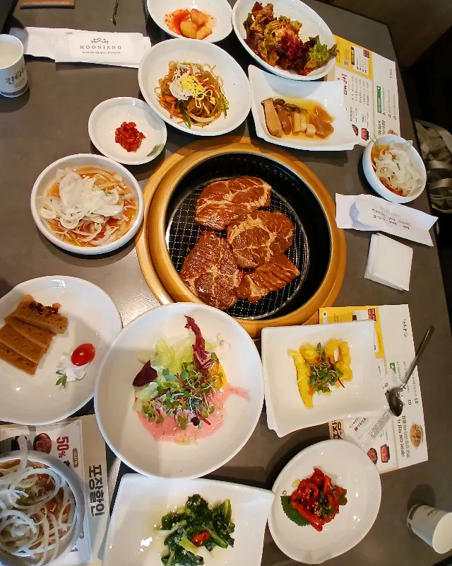 다양한 밑반찬과 함께 구워지고 있는 갈비